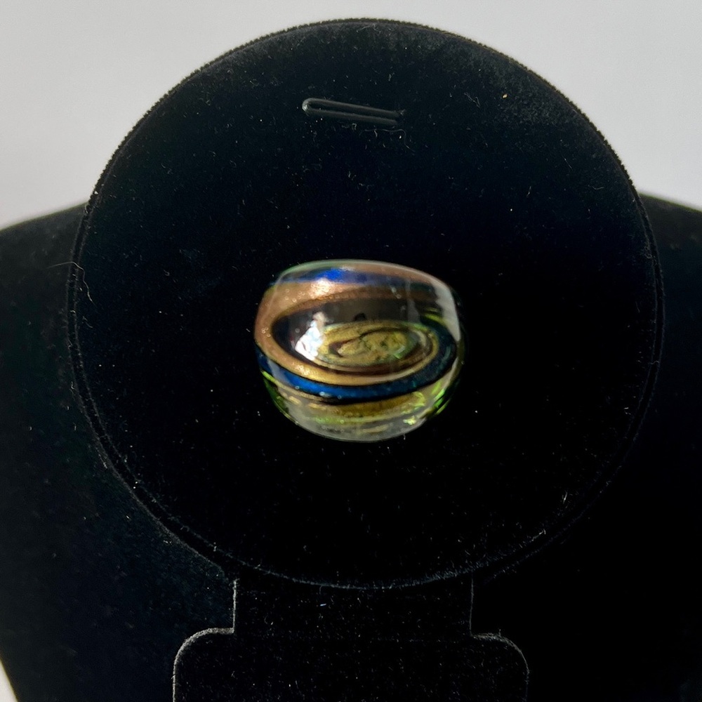 Murano Style Green Swirl glass ring. Size 7. - Picture 8 of 8